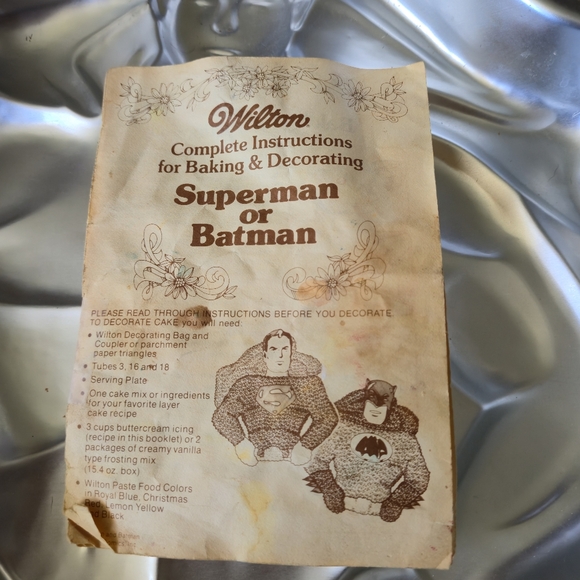 ​VINTAGE 1977 Wilton Superman Batman Cake Pan & Plastic Face Inserts DC Comics - Picture 4 of 6